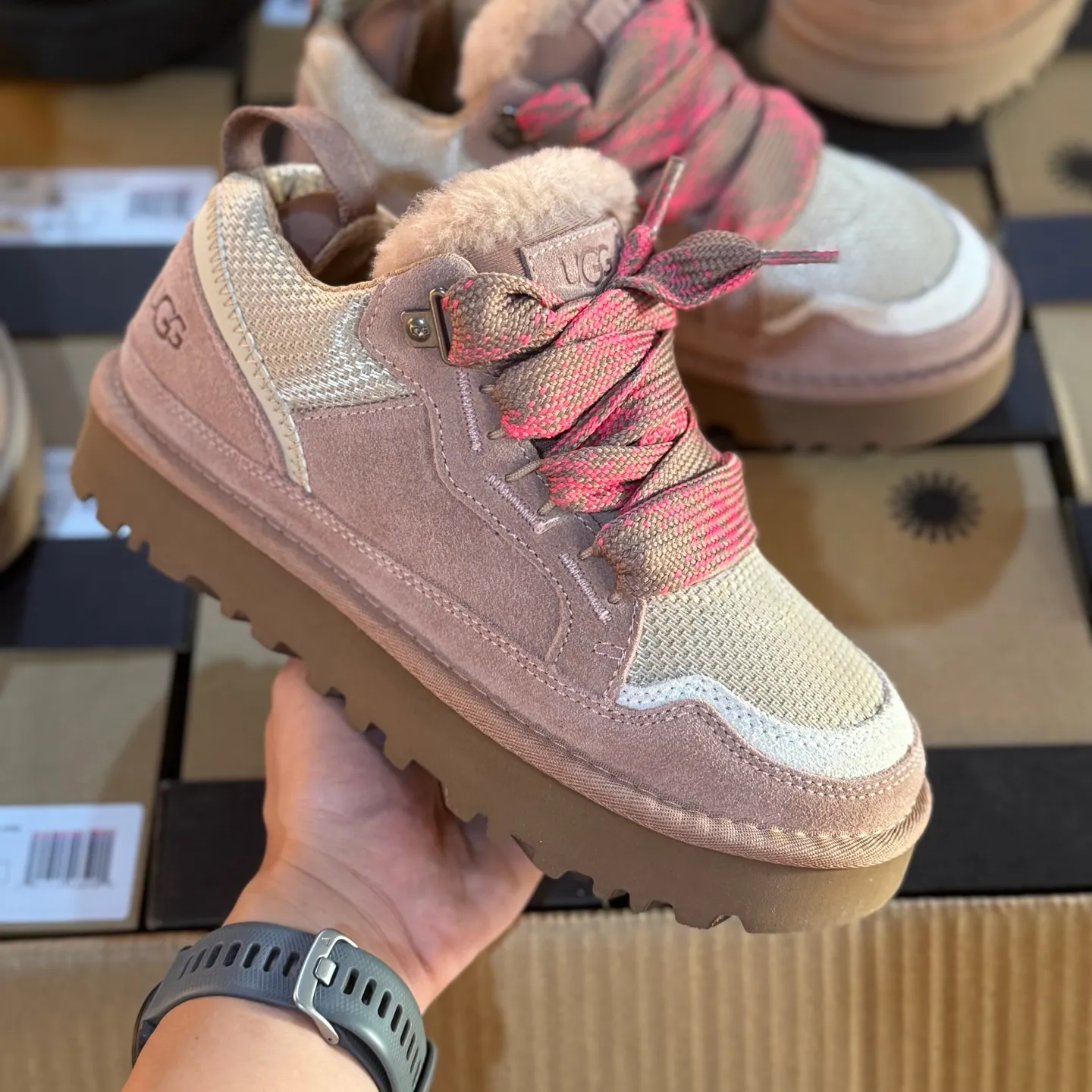 Local 💰600 OEM grade 4032 Mel series, top workmanship, super stable version ✔️ Good looks and texture, suede leather + low-key logo show retro, classic two-color shoelaces can be worn as two shoes ✔️ So comfortable that you want to weld your feet, ultra-light material + 5cm thick sole, increase height without tiring the feet, wool insoles are warm and breathable, no pressure for commuting and shopping all day long ✔️ I love the details: wide shoelaces for photos. Sizes 34-40 are suitable for a variety of foot types. Slight stains can be wiped clean with a damp cloth. The loose feeling in early autumn is all due to it. You can close your eyes and avoid stepping on thunder! 👟